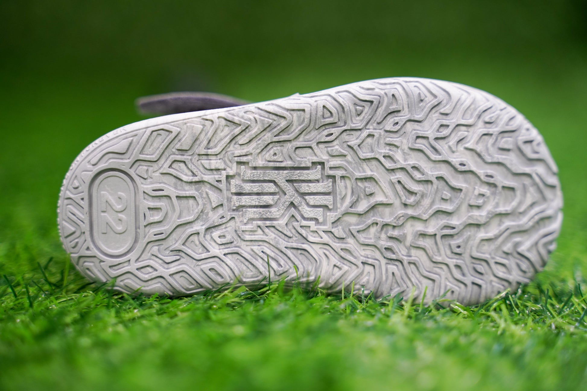 Nike Kyrie 7 SE [SMOKE GREY CHIP] Standing Sneaker Putter Cover - Bottom