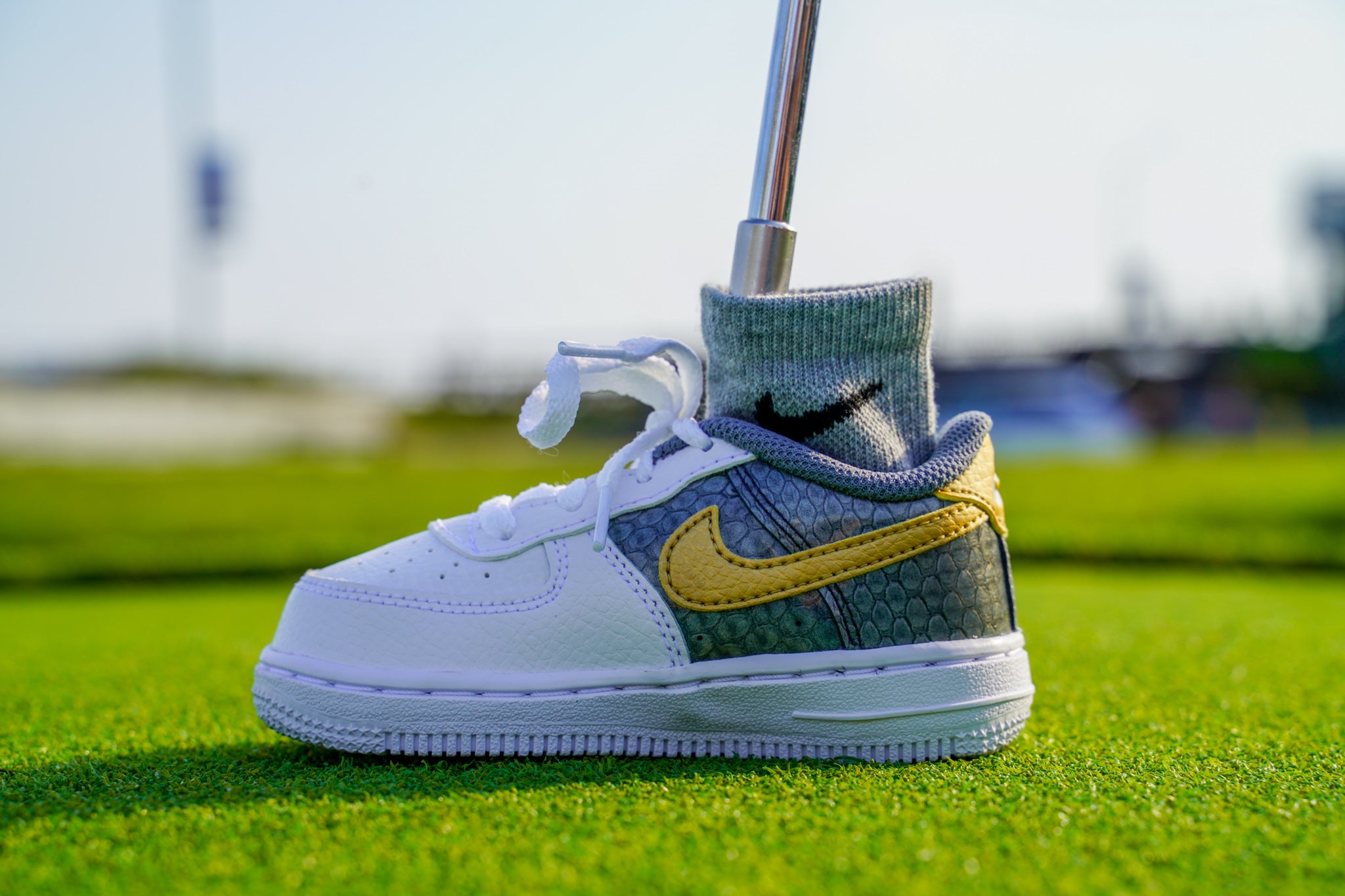 Nike Air Force 1 LV8 - Standing Sneaker Putter Cover [White / Blue