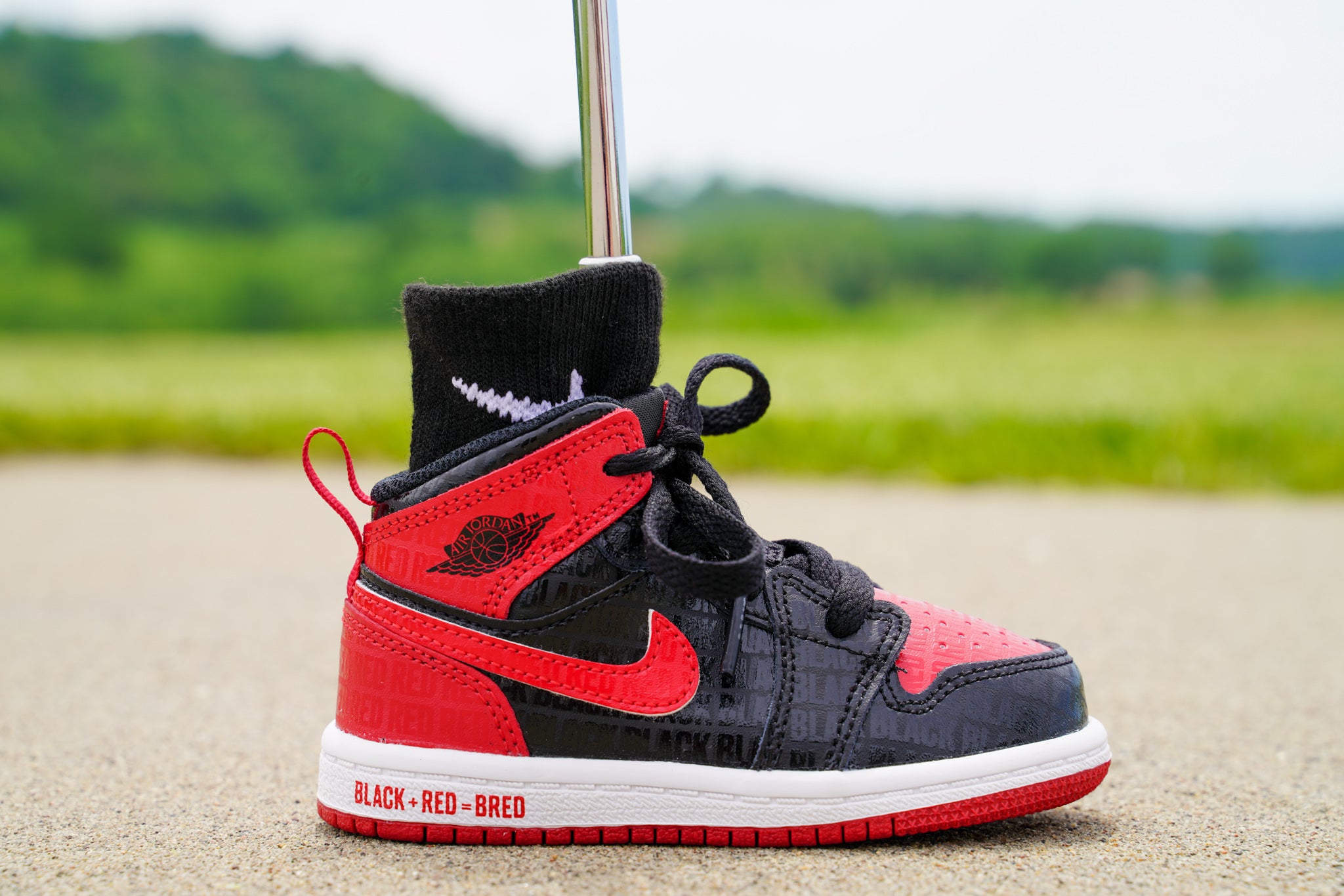 Jordan 1 Mid SS [GLOSS PRINT BRED] Standing Sneaker Putter Cover –  SneakerPutt